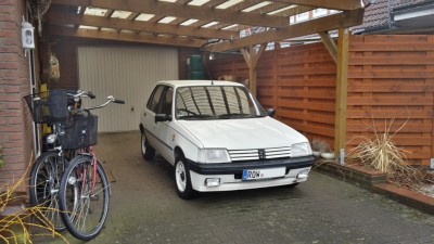 Peugeot 205 GT im Carport - klein.jpg